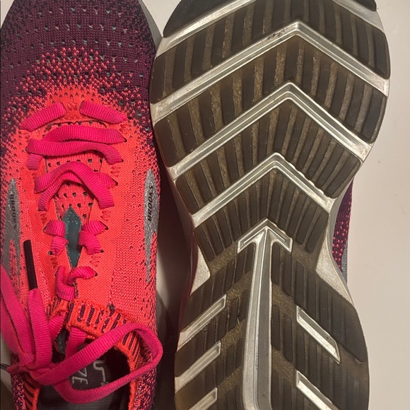 Brooks Vibrant pink and Black Athletic Shoes - Picture 3 of 4